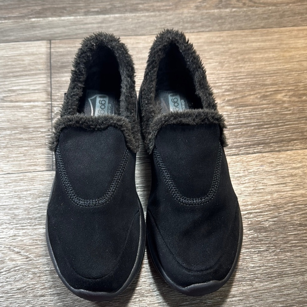 Skechers Black Slip-On Shoes with Faux Fur Trim woman’s 8 (b150)
